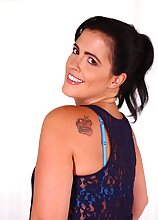 Thick booty mature babe Monte Swinger masturbating.