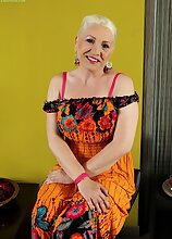 Busty mature babe Netty spreads her older pussy.
