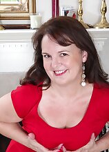 Mature amateur Felicia McDonald spreads hairy pussy.