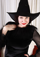 Satine Witchy Cutie