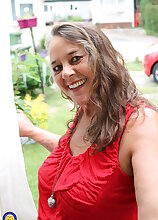 This older lady loves to play with her wet pussy