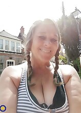 This older lady loves to play with her wet pussy