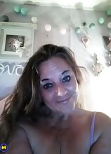 This older lady loves to play with her wet pussy