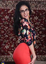 Skinny American housewife playing with her pussy