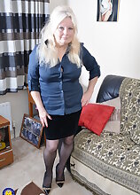 Chubby British mature lady getting wet and wild