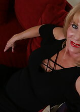 Horny American mature lady Rae getting wet and wild