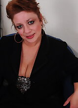 Chubby Big booty American mature lady getting frisky