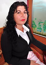 Hairy Latin mature lady getting wet