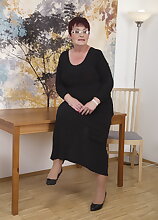 Chubby mature slut playing with her hairy pussy