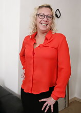 Horny British mature lady playing with her wet pussy