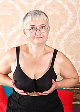 Naughty mature slut getting herself all riled up