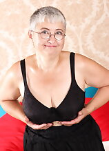 Naughty mature slut getting herself all riled up