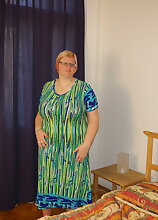 Huge breasted mature slut playing on her bed