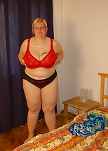 Huge breasted mature slut playing on her bed