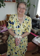 Kinky mama loving to get tied up