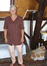 Amateur older lady caught shaving her pussy