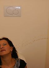 MILF taking the gloryhole in use