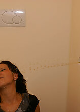 MILF taking the gloryhole in use