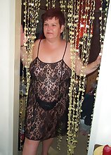 Chunky mature slut showing her stuff