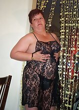 Chunky mature slut showing her stuff