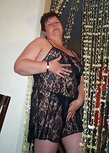 Chunky mature slut showing her stuff