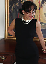 Exotic office MILF Liza Rene takes a break so spread her tight legs