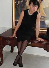 Exotic office MILF Liza Rene takes a break so spread her tight legs
