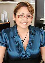 Mature office babe Jessica Zara takes a break to spread her legs