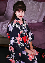 Muscular MILF Andie from AllOver30 spreads her pussy asian style