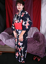 Muscular MILF Andie from AllOver30 spreads her pussy asian style