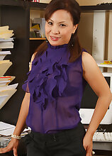 This MILF gets herself off after reading a steamy note at the office