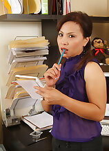 This MILF gets herself off after reading a steamy note at the office