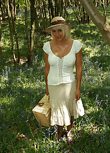 Gorgeous blonde MILF plays with her pussy after picnicing