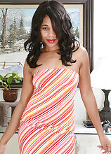 Exotic and mature Jordan H from Miami flaunts her tight pussy