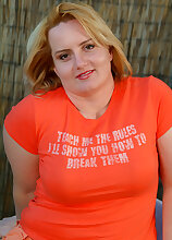 Mature BBW gets naked and spreads pussy outside