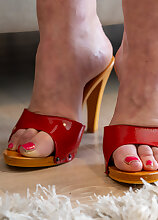 Simi is a 51 year old MILF with a footfetish that always makes her wet and turns her on