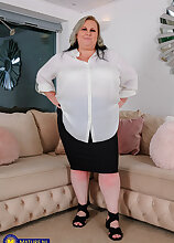 Luna is a Big natural tits BBW mature nympho with a big ass masturbating at home