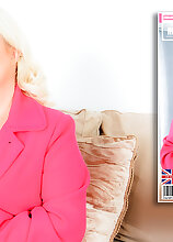 Masturbating curvy Kerry is a 40 year old British cougar that loves to masturbate at home