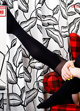 Zena is a curvy mom that loves to strip slowly