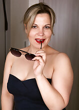 Ellariya Rose Fun Sexy MILF