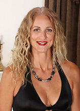 Elegant hottie Layla Wolf