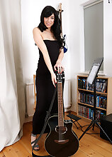 Tracy Rose rocks the guitar