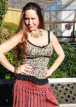 Josie Posie flashes outdoors