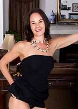 Lovely brunette Mindy Johansen strips to play
