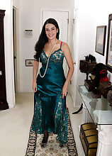 Stunning Nyla Parker takes off her dress