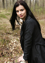 31 year old Helena Black playing with her pussy while in the forest