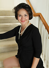 Elegant 33 year old Carlita Jonson sposes her sweetness in here