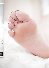 Jennifer is a 55 year old granny that loves playing with her feet and get extremely wet by doing so