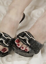 Jennifer is a 55 year old granny that loves playing with her feet and get extremely wet by doing so