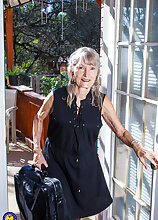 Mature.nl - American saggy tits granny Candis loves masturbating on the couch